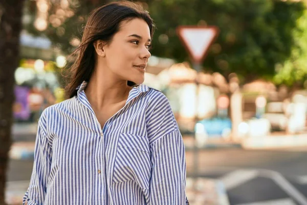 Ung Latinamerikansk Flicka Ler Lycklig Stående Vid Staden — Stockfoto