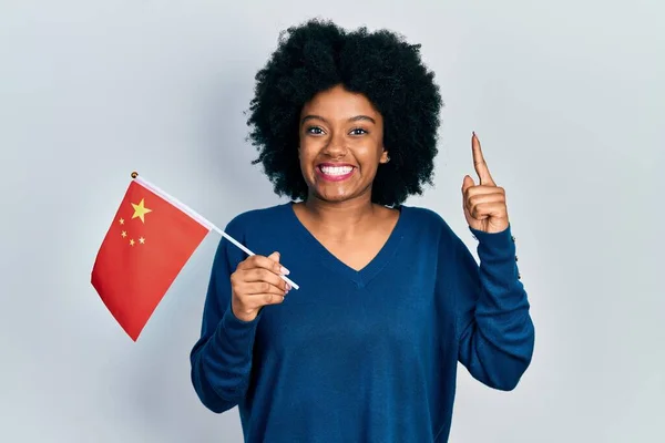 Jonge Afro Amerikaanse Vrouw Met Chinese Vlag Glimlachend Met Een — Stockfoto