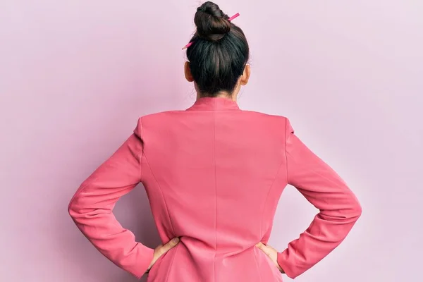 Beautiful Middle Eastern Woman Wearing Business Jacket Glasses Standing Backwards — 스톡 사진