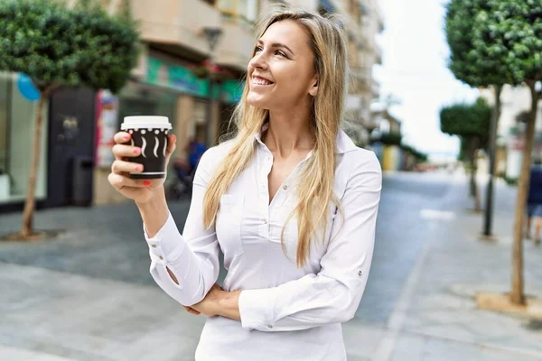 Hermosa Mujer Rubia Sonriendo Feliz Aire Libre Día Soleado Tomando — Foto de Stock