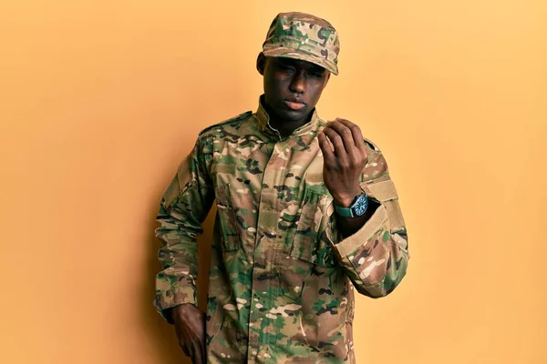 Mladý Africký Američan Nosí Armádní Uniformu Dělá Italská Gesta Rukou — Stock fotografie