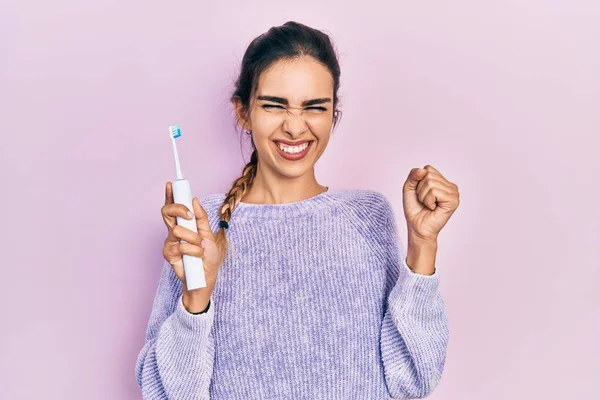 Junges Hispanisches Mädchen Mit Elektrischer Zahnbürste Schreit Stolz Und Feiert — Stockfoto