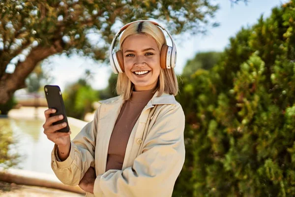 Jovem Loira Sorrindo Feliz Usando Smartphone Fones Ouvido Cidade — Fotografia de Stock