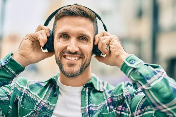 Jonge Kaukasische Man Lacht Gelukkig Met Behulp Van Een Koptelefoon — Stockfoto