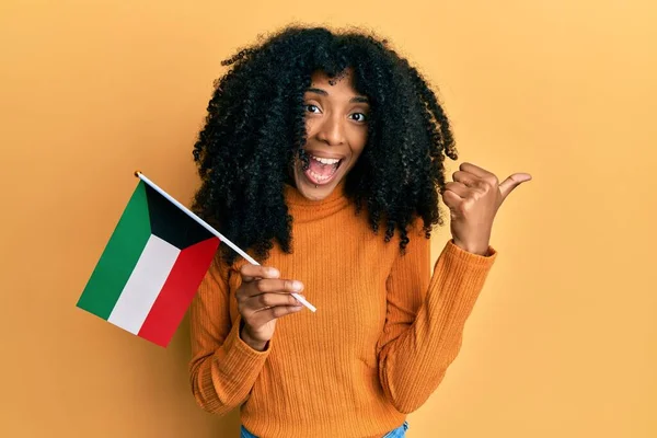 Африканская Американка Африканскими Волосами Держит Флаг Кувейта Указывая Пальцем Вверх — стоковое фото