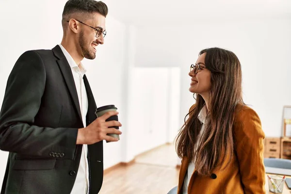 Dos Trabajadores Hispanos Sonriendo Felices Bebiendo Café Oficina — Foto de Stock