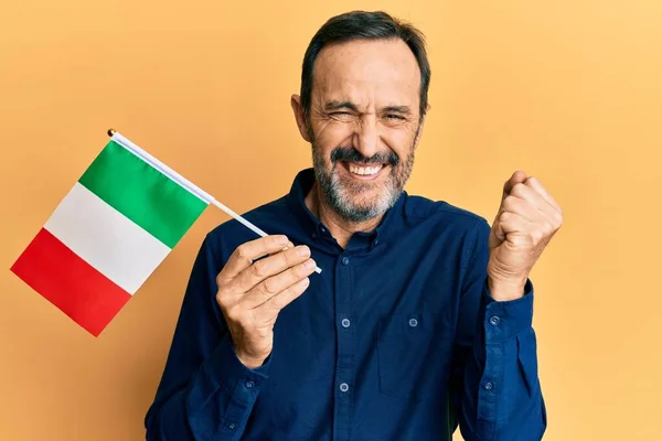 Hombre Hispano Mediana Edad Sosteniendo Bandera Italia Gritando Orgulloso Celebrando —  Fotos de Stock