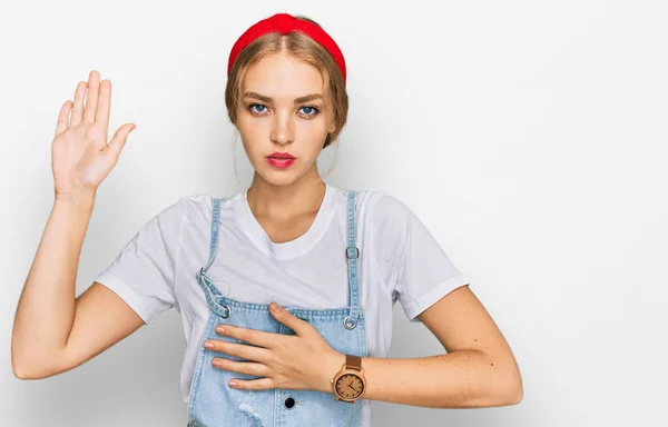 Junges Kaukasisches Mädchen Lässiger Kleidung Schwört Mit Der Hand Auf — Stockfoto