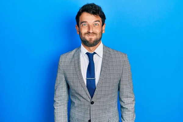 Sakallı Takım Elbiseli Kravatlı Komik Yüzlü Yakışıklı Bir Adam Havayla — Stok fotoğraf