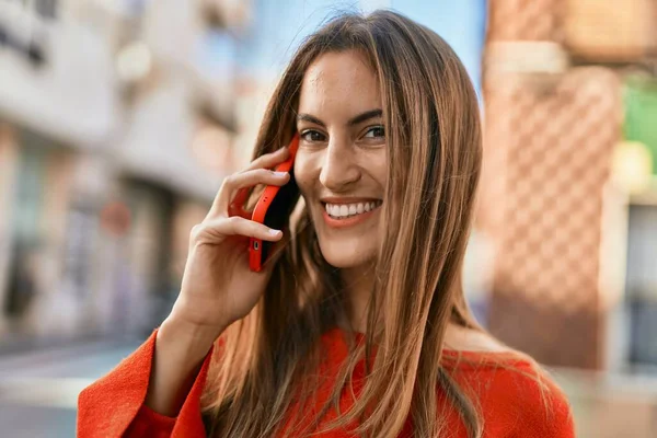 Giovane Donna Ispanica Sorridente Felice Parlando Sullo Smartphone Città — Foto Stock