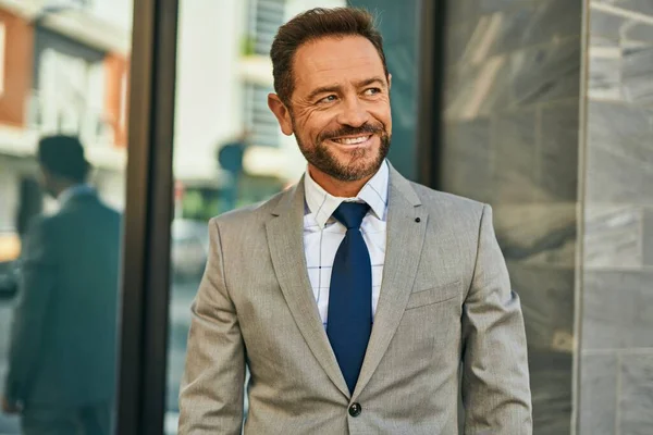 Hombre Negocios Mediana Edad Sonriendo Feliz Pie Ciudad —  Fotos de Stock