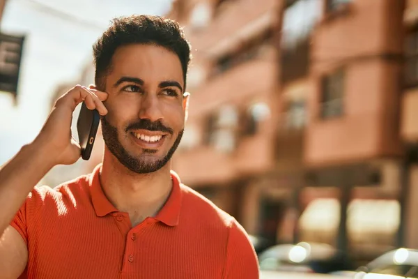 Ung Latinamerikansk Man Ler Glad Talar Smartphone Staden — Stockfoto