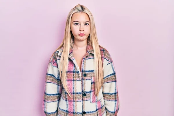 Ung Blondine Pige Iført Afslappet Tøj Puster Kinder Med Sjovt - Stock-foto