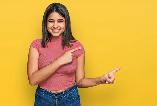Joven Chica Hispana Con Camiseta Casual Sonriendo Mirando Cámara Apuntando —  Fotos de Stock