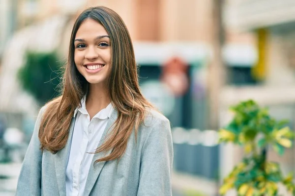 Junge Lateinamerikanische Geschäftsfrau Lächelt Glücklich Der Stadt — Stockfoto