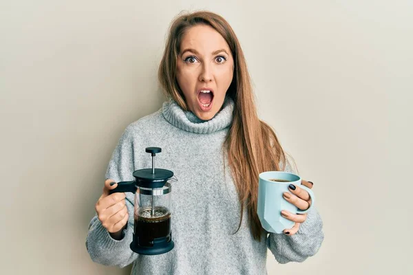 Mujer Rubia Joven Bebiendo Una Taza Café Italiano Asustado Sorprendido — Foto de Stock