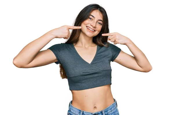 Joven Hermosa Chica Adolescente Con Camiseta Corte Casual Sonriente Alegre —  Fotos de Stock