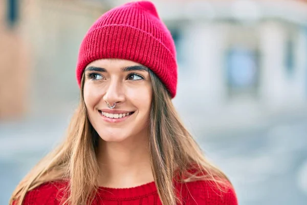 Jonge Spaanse Vrouw Met Wollen Muts Stad — Stockfoto