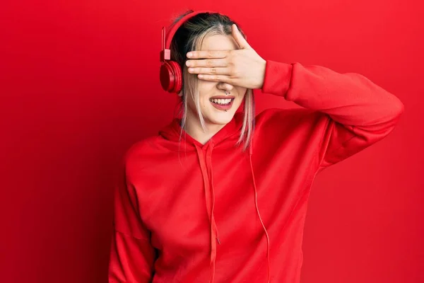 Joven Chica Moderna Con Ropa Gimnasio Uso Auriculares Sonriendo Riendo —  Fotos de Stock