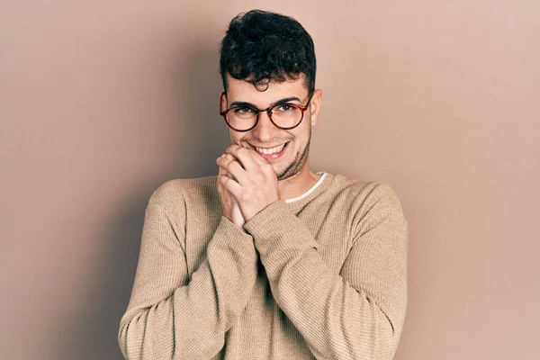 Gündelik Giysiler Gözlük Takan Genç Spanyol Bir Adam Gergin Heyecanlı — Stok fotoğraf