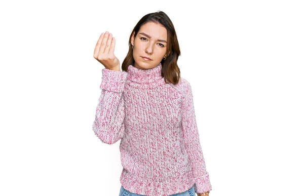 Gadis Muda Kaukasia Mengenakan Sweater Musim Dingin Wol Melakukan Gerakan — Stok Foto