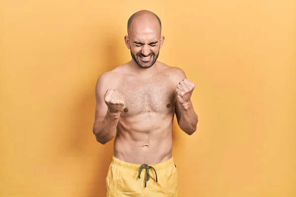 Jovem Careca Vestindo Roupa Banho Muito Feliz Animado Fazendo Gesto — Fotografia de Stock