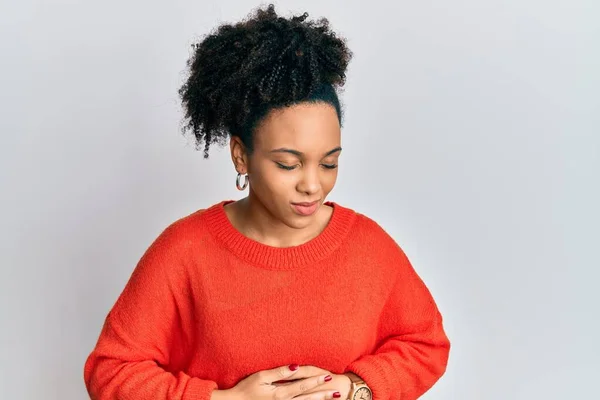 Chica Afroamericana Joven Que Usa Ropa Casual Con Mano Estómago —  Fotos de Stock