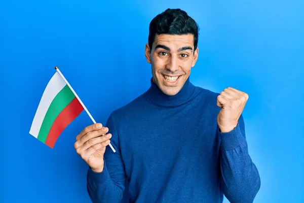 Schöner Hispanischer Mann Mit Bulgarischer Flagge Der Stolz Schreit Und — Stockfoto