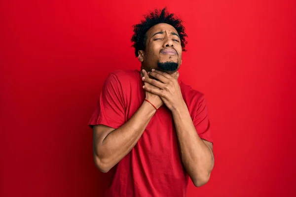 Jovem Afro Americano Com Barba Vestindo Camisa Vermelha Casual Gritando — Fotografia de Stock