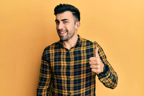 Молодий Іспаномовний Чоловік Повсякденному Одязі Робить Щасливі Великі Пальці Вгору — стокове фото