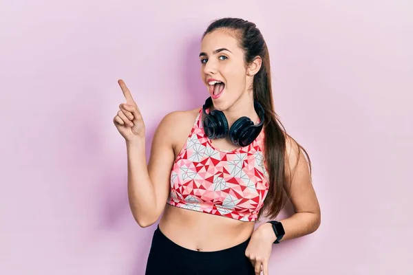 Young Brunette Teenager Wearing Gym Clothes Using Headphones Big Smile — 스톡 사진