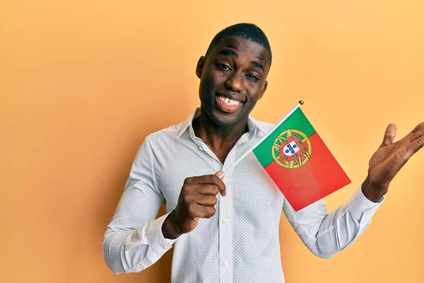 Mladý Africký Američan Drží Portugalskou Vlajku Oslavující Úspěch Veselým Úsměvem — Stock fotografie
