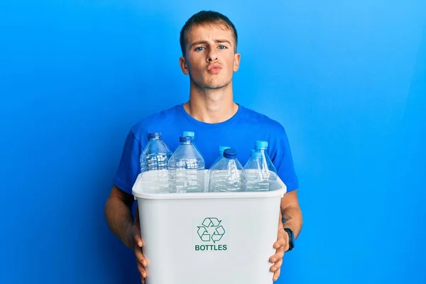 Jovem Caucasiano Segurando Reciclar Cesto Lixo Com Garrafas Plástico Olhando — Fotografia de Stock