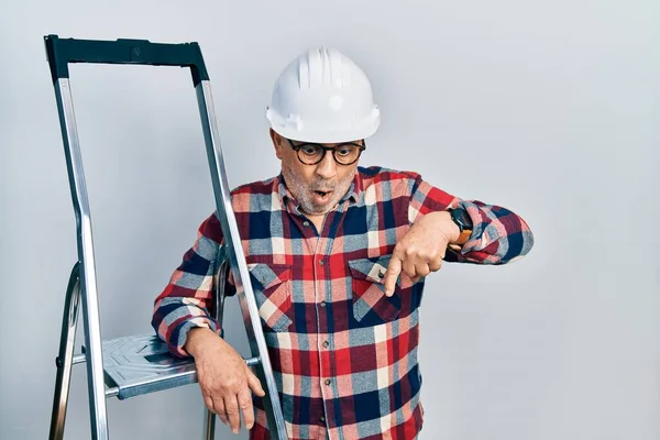 Bonito Faz Tudo Maduro Perto Escadas Construção Usando Hardhat Apontando — Fotografia de Stock