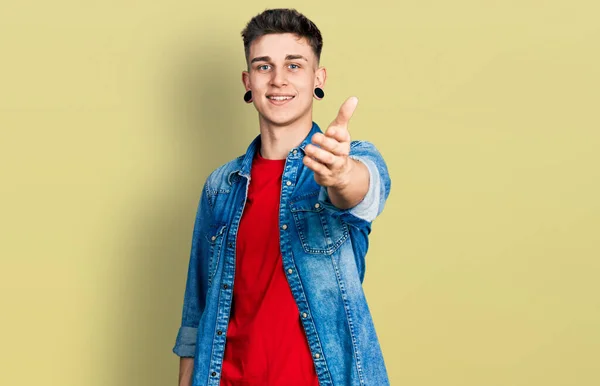 Junger Kaukasischer Junge Mit Weit Geöffneten Ohren Lässiger Jeansjacke Freundlich — Stockfoto