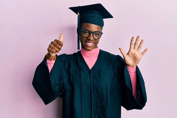 Młoda Afrykańska Dziewczyna Czapce Dyplomowej Szacie Ceremonii Pokazuje Wskazuje Palcami — Zdjęcie stockowe