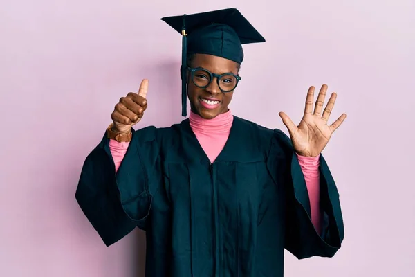 Jovem Afro Americana Vestindo Boné Formatura Roupão Cerimônia Mostrando Apontando — Fotografia de Stock