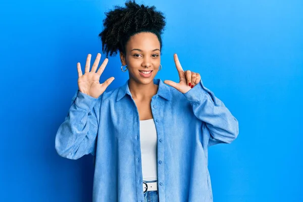 Ung Afrikansk Amerikansk Flicka Bär Casual Kläder Visar Och Pekar — Stockfoto