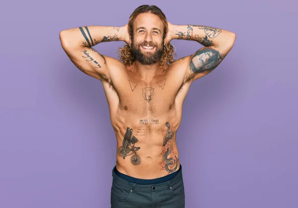 Przystojny Mężczyzna Brodą Długimi Włosami Stojący Bez Koszuli Tatuażami Relaksującymi — Zdjęcie stockowe
