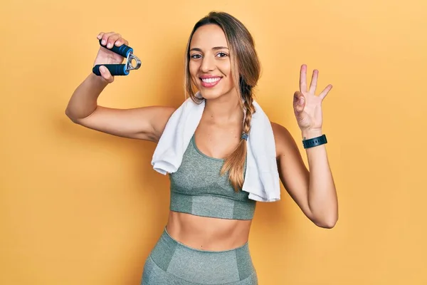 Vacker Latinamerikansk Kvinna Träning Muskler Med Handtag Gör Tecken Med — Stockfoto