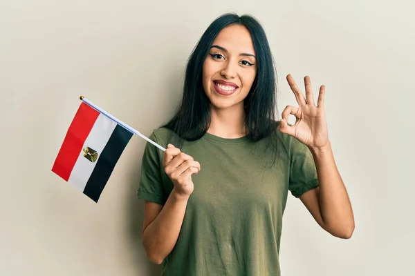 Menina Hispânica Jovem Segurando Bandeira Egito Fazendo Sinal Com Dedos — Fotografia de Stock