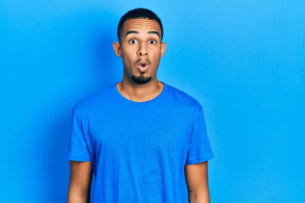 Jovem Afro Americano Vestindo Camisa Azul Casual Com Medo Chocado — Fotografia de Stock