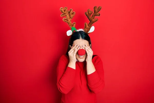 Mladá Hispánka Jelením Vánočním Kloboukem Červeným Nosem Protírající Oči Pro — Stock fotografie