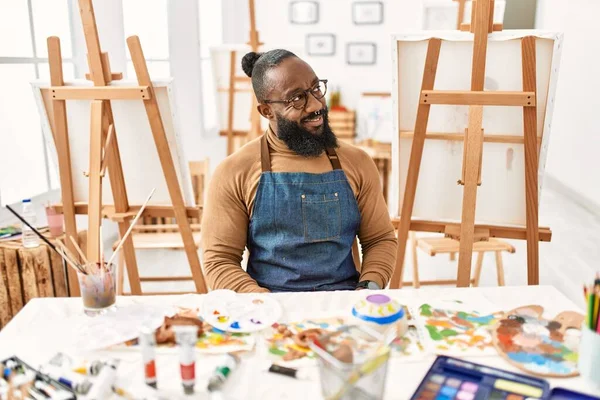 Sanat Stüdyosundaki Afrikalı Amerikalı Sanatçı Yüzünde Gülümseme Doğal Ifadeyle Diğer — Stok fotoğraf