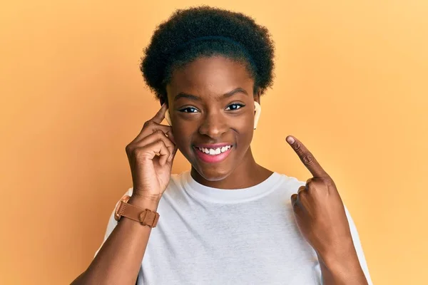Νεαρή Αφροαμερικανή Που Ακούει Μουσική Ακουστικά Χαμογελώντας Χαρούμενη Δείχνοντας Χέρι — Φωτογραφία Αρχείου