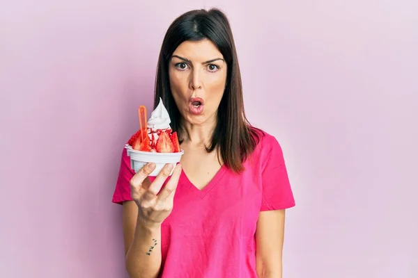 Jeune Femme Hispanique Manger Crème Glacée Fraise Peur Étonné Avec — Photo