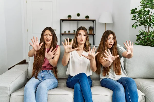 Een Groep Van Drie Spaanse Meisjes Die Thuis Bank Zitten — Stockfoto