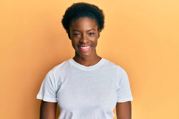 Ung Afrikansk Amerikansk Flicka Klädd Avslappnad Vit Shirt Med Ett — Stockfoto