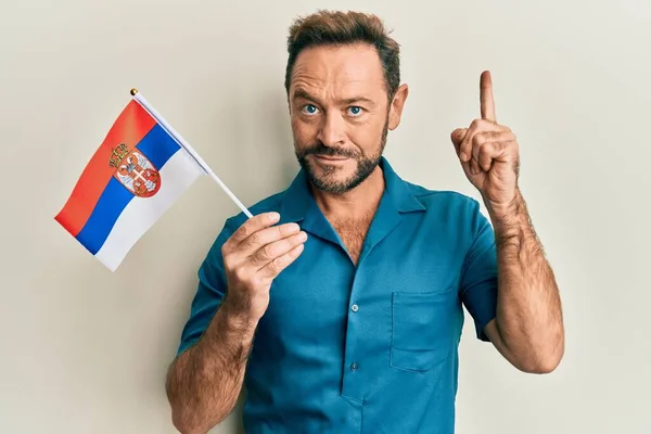 Medelålders Man Som Håller Serbiska Flaggan Leende Med Idé Eller — Stockfoto