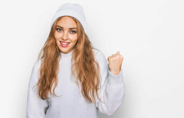 Junges Kaukasisches Mädchen Wollpullover Und Wintermütze Lächelt Mit Glücklichem Gesicht — Stockfoto